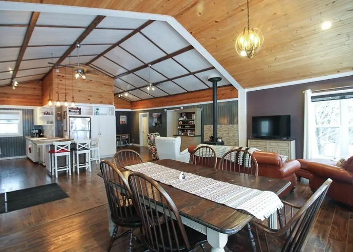 Le Duc On The Lake - Cozy Waterfront Cottage