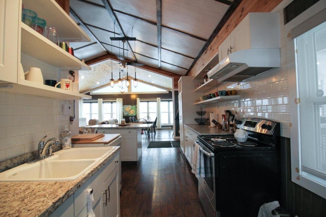 Chalet Le Duc On The - Cozy Waterfront Saint-Andre-Avellin