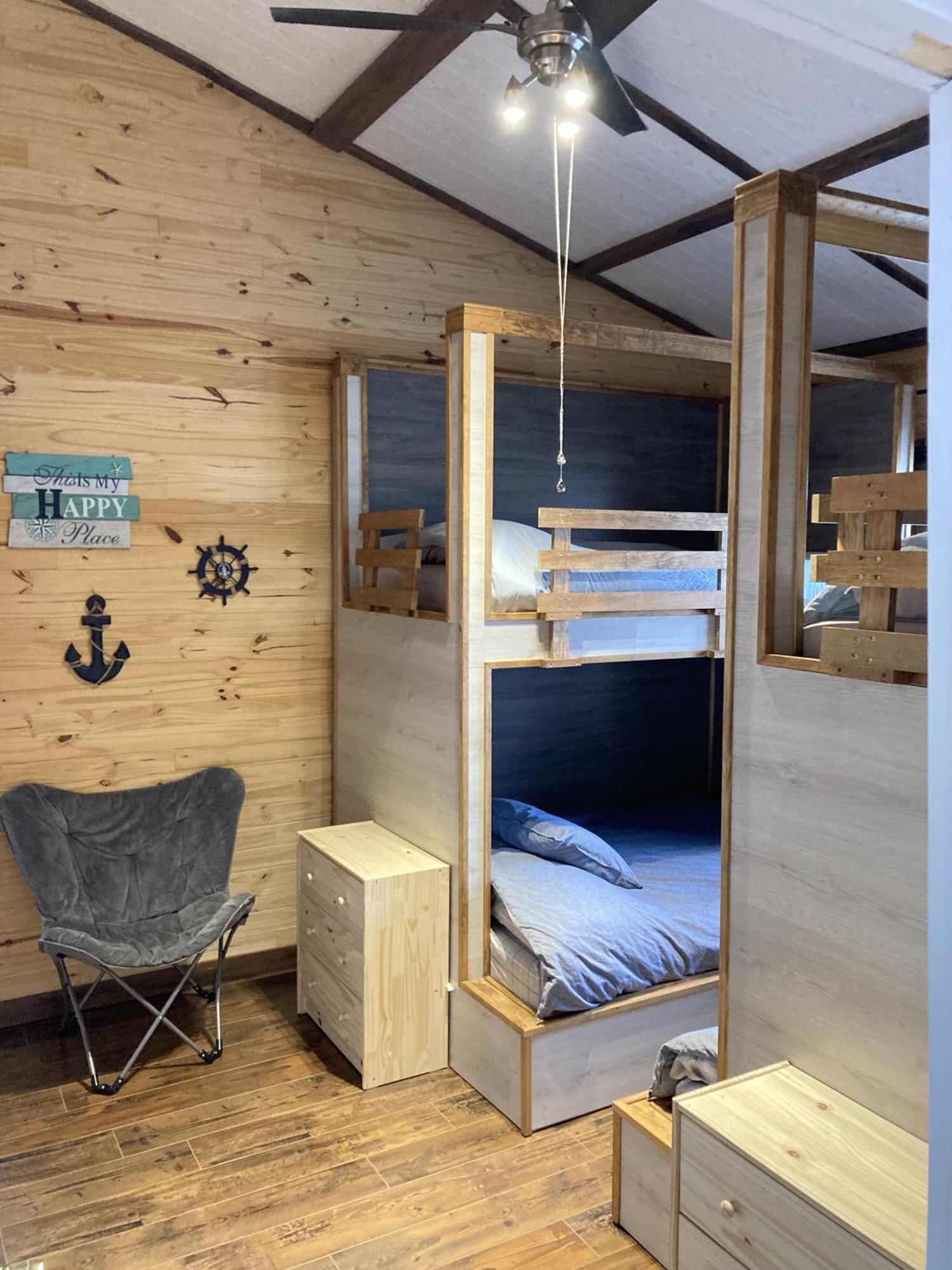 Chalet Le Duc On The - Cozy Waterfront *