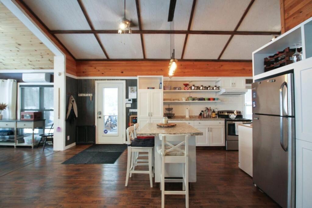 Le Duc On The - Cozy Waterfront Chalet *